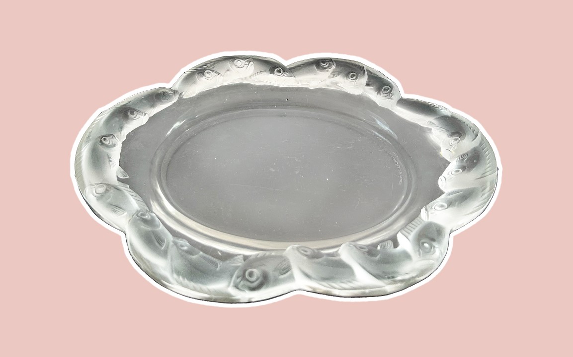 Coupe en verre à décor de carpes signée "Lalique France"