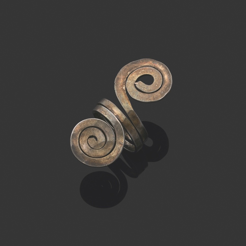 Alexander CALDER (1898-1976) Bague en argent façonné en anneau et double motif de spirales.